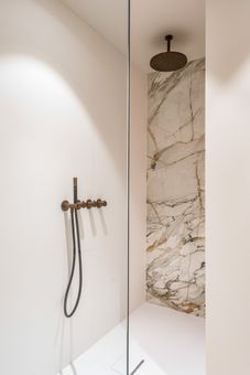 Douchewand in Calacatta Luxe