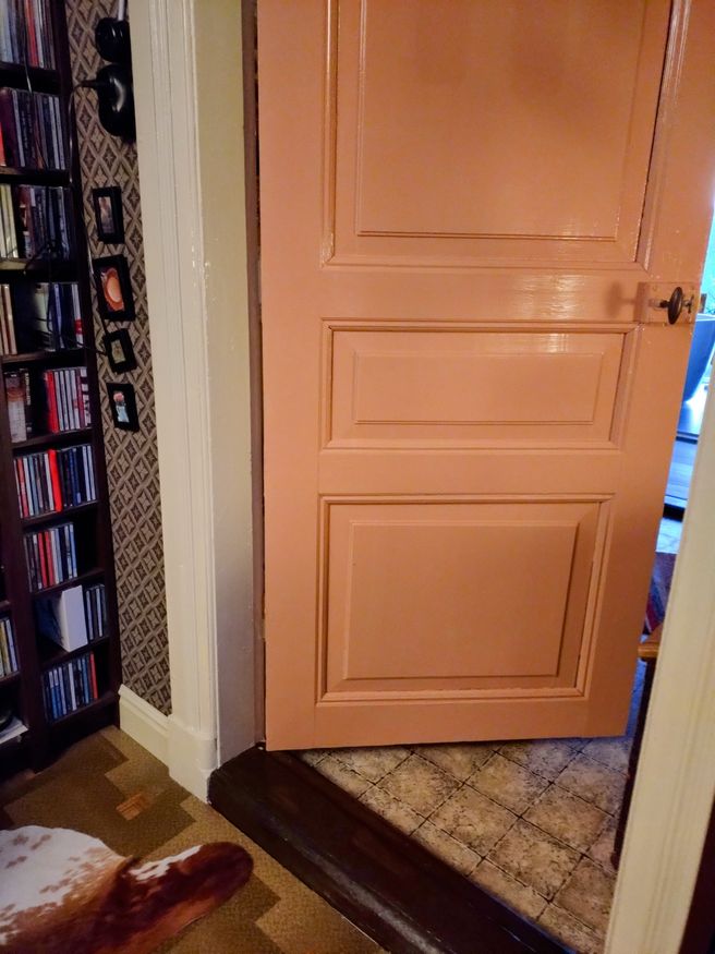 Nymålad dörr och tröskel till biblioteket