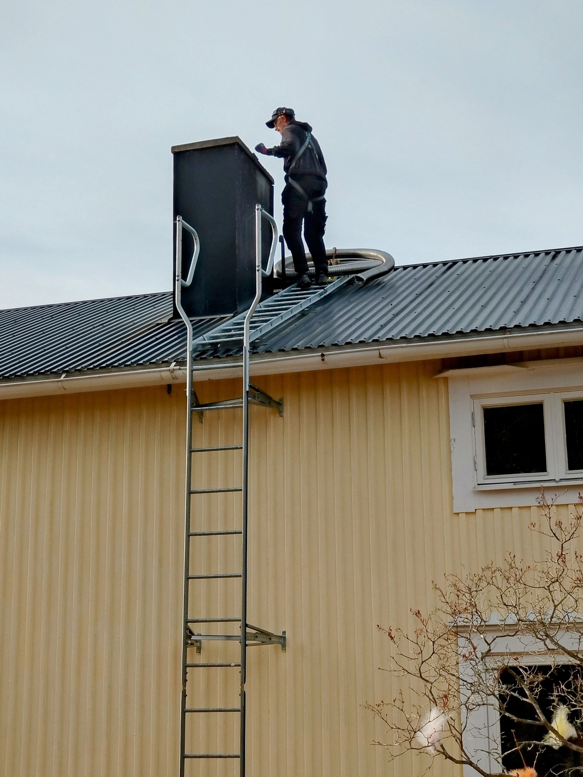 Den nya kaminen i sovrummet kräver ett nytt insatsrör