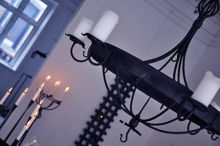 Ljuskrona Megalo för Blockljus 
Med hjälp av handsmidda krokarna dekorerar du din ljuskrona efter årstid & högtid . I butiken finns även Ljuskronor för vanliga kronljus .