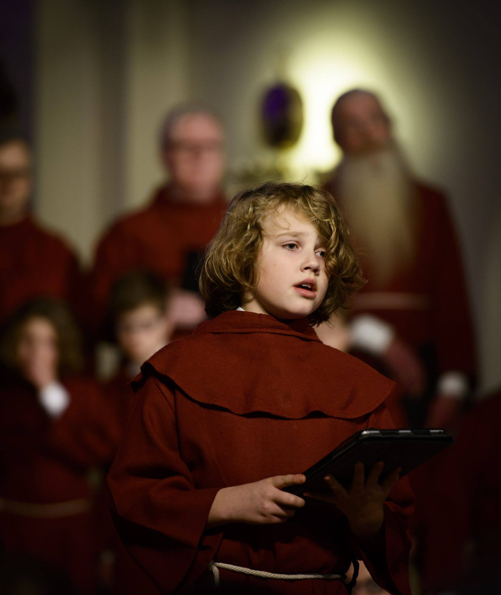 Guttesopran synger solo