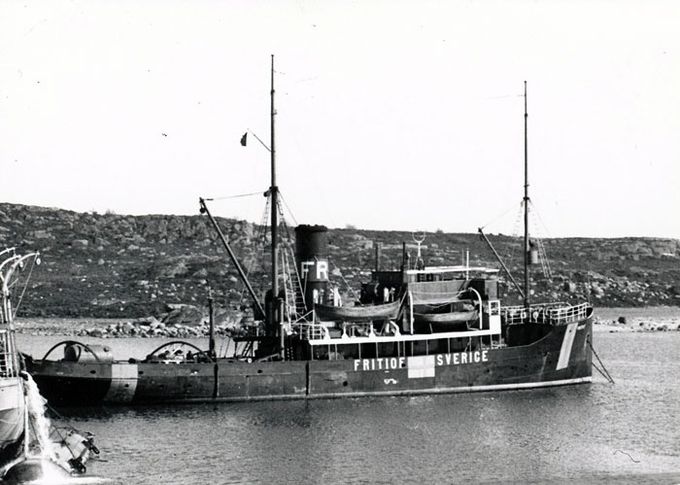 
Fritiof 



6399
 1921 – AB Götaverken, Göteborg NB 388 (Stål)
 SS 1947: 51,06 x 10,55 x 4,25 m - 666 / 263
 Maskineri: 2 st Burmeister & Wain 6-cyl. Dieselmotorer á 610 Hk = 1.220 Ehk ersatt 1956 av 2 st MaK 6-cyl. dieselmotorer á 1.150 Hk = 2.300 Ehk.

 Byggdes för Göteborgs Bogserings- & Bärgnings AB, Göteborg som FRITIOF. Såldes 1951 till Em. Z. Svitzers Bjergnings-Entreprise, Köpenhamn och där ändrades namnet till EM. Z. SVITZER. 1956 fick hon nya motorer vid Helsingörs Skibsverft, och 1958 ett nytt namn; SVITZER. Såld den 5/3 1974 till Martin Bilbao Ibaluecea, Bilbao och samma år meddelades att hon skrotats i El Ferol.  

 Text: Bengt Westin 
 
