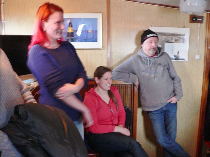 Lyssnade personer ombord i salongen!