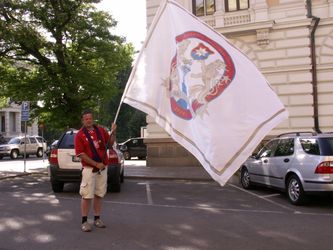 Björn med vår flagga