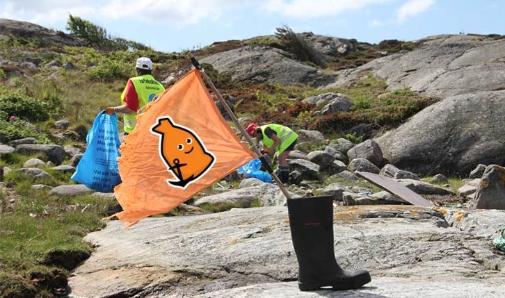 Strandstädarlogo på flagga gjord av skräp. Strandstädare städar i bakgrunden.