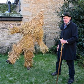 _Z9A1359 Paul cornell and tom sennett straw bear 2025
