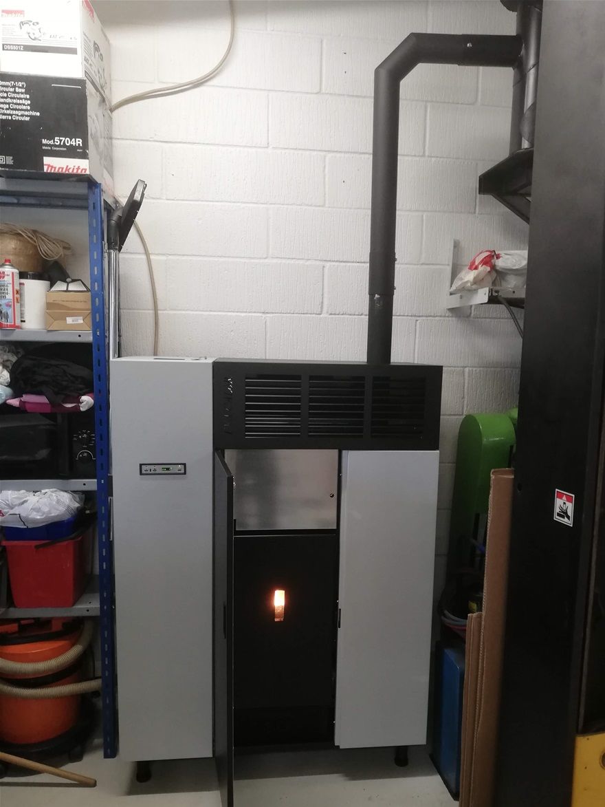 Pellets are filled in the top left side, 40 kg of pellets in the magazin
