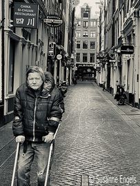 MAN IN LANGE NIEZEL