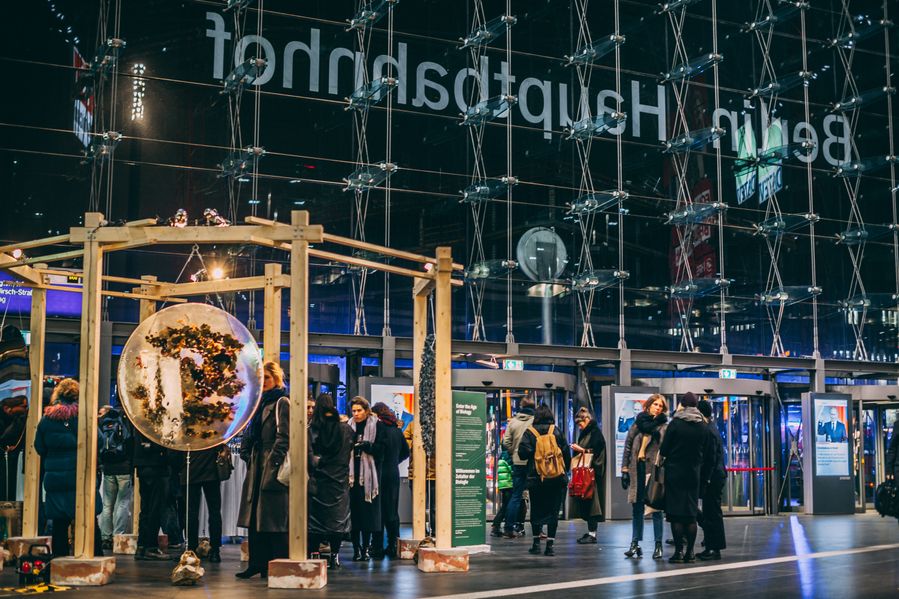 Relationscape, Installation view Berlin Hauptbahnhof 2018.