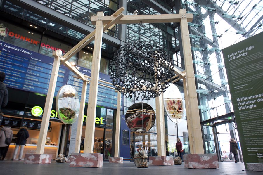 Relationscape, Installation view Berlin Hauptbahnhof 2018.