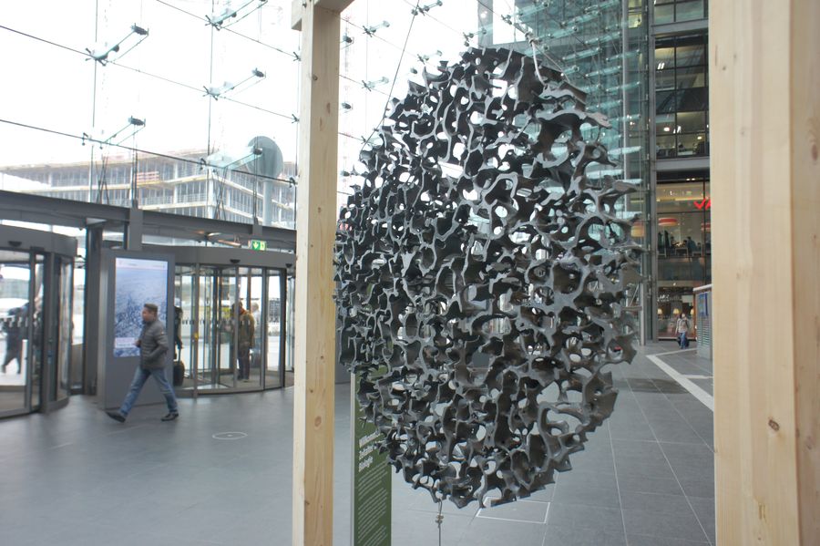 Relationscape, Installation view Berlin Hauptbahnhof 2018.