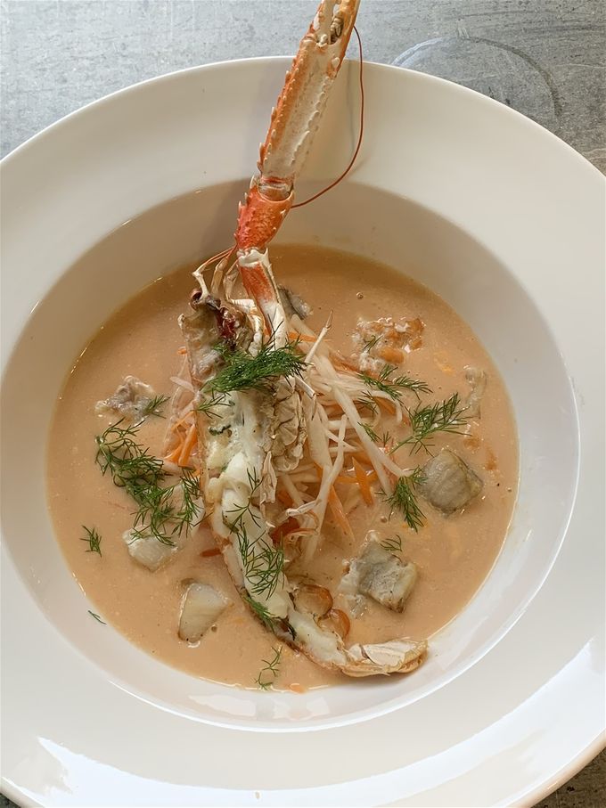 Deilig kremet fiske suppe gratinert sjøkreps.