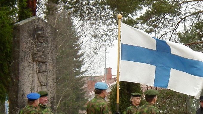 Veteraanipäivän 27.4. kunniavartiossa vasemmalta kapt Olli Uotinen, ylil. Esko Repo, kapt Ilkka Partanen, kers Hannu Pasanen ja ylil Asko Tolvanen. Sotaveteraanien ja invalidien edustajina vasemmalta Timo Ralli, Teuvo Hintsanen, Jukka Korhonen, Eino Kiiskilä, Lasse Partanen ja Eelis Hintsanen