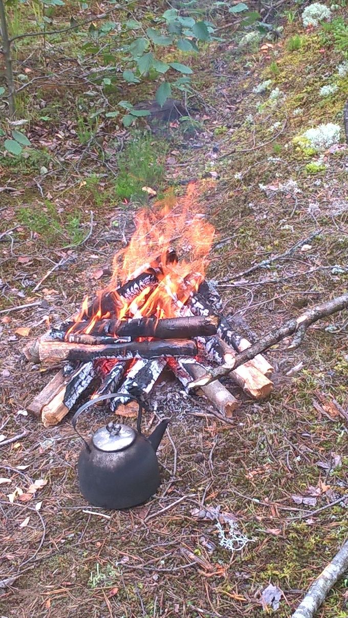 Nuotiokkahvit ja makkarat maistuivat. KIITOS myös osallistujille. Kuva Olli Uotinen.