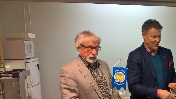 Suur-Savon reserviupseeripiirin puheenjohtaja Jussi Saarinen ojentamassa RUL:n standaaria Timo Huttuselle