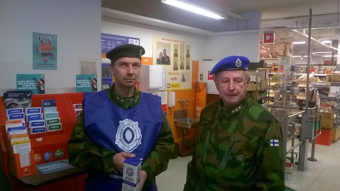 Reserviupseerit perinteen mukaisesti suorittamassa veteraanikeräystä lankalauantaina 15.4.2017 K-market Wiljamissa. Kuvassa ylil Asko Tolvanen ja kapt Olli Uotinen vuoronvaihdossa.