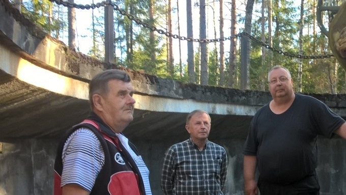 Olli Uotinen ja Kai Kasanen suunnittelemassa tykin maalausta maalarimestari Rainer Puhakan kanssa toukokuussa 2017