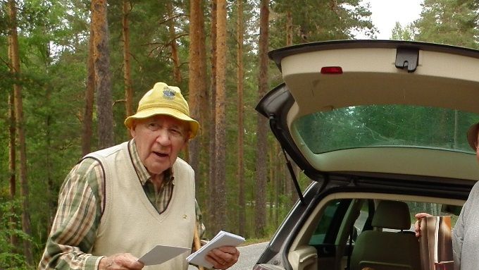 Mauri Maunula yllätti kiitoslahjalla kaikki jakamalla jokaiselle talkoissa mukana olleelle pullon australialaista  Brown Brothersin punaviiniä.