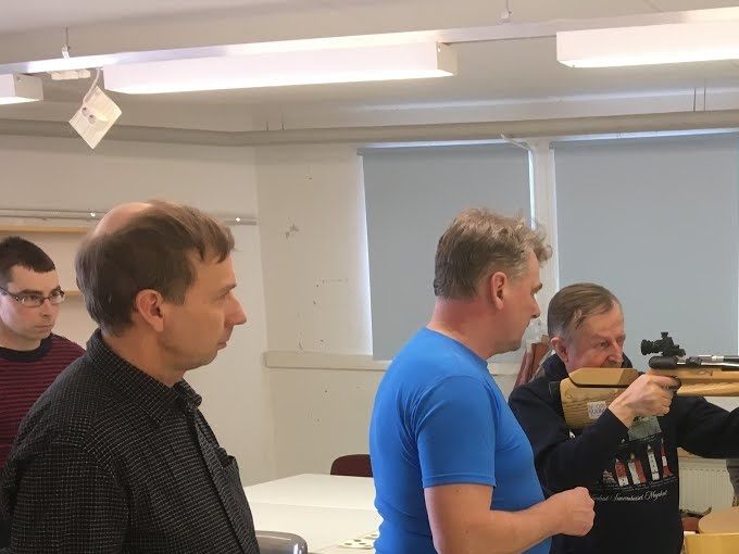 Eero Eronen, Jouko Nissinen, Asko Tolvanen ja Tapio Eronen seuraavat Olli Uotisen ilmakivääriammuntaa.Kuva Ilkka Partanen.