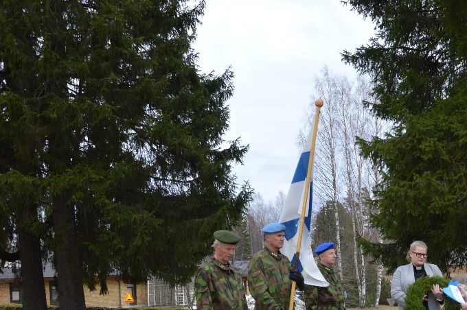 Veteraanipäivänä oltiin kunniavartiossa haudoilla. Seppeleen laskivat kappalainen Helena Meriläinen  ja Sulkavan kunnan elinvoimakoordinaattori Oili Tikka. Lippuvartiossa res kersantti Hannu Pasanen ja res kapteenit Ilkka Partanen ja Olli Uotinen. Risto Päykkönen oli Sotainvalidien lippuvartiossa.