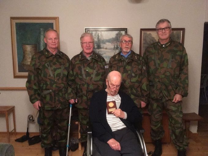 Kerhomme pitkäaikaisin jäsen Ylil Osmo Vihavainen täytti 90 v. Osmo ollut mukana maanpuolustustyössä vuodesta 1954 lähtien. Luovutumme hänelle Savon Vasaman Suomi 100 kultaisen ansiomitalin numero 47