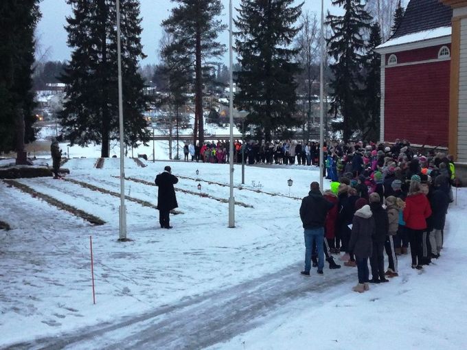 Itsenäisyyspäivän aattona koululaiset kävivät tuomassa sankarivainajien haudoille kynttilät. Kunniavartiossa olivat kersantti Hannu Pasanen ja yliluutnantti Risto Päykkönen. Puheen piti reserviupseerien puheenjohtaja kapteeni Ilkka Partanen. Kuva Vesa Ahonen.