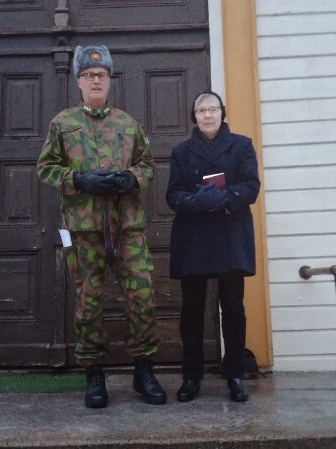 Puheen jälkeen laulettiin kanttori Kaija Ravolaisen johdolla virsi 581. Kuva Vesa Ahonen