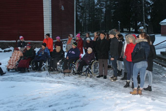 Paikalla oli myös Päiväkeskukselta vammaisia, joita koululaiset olivat auttamassa henkilökunnan lisäksi.