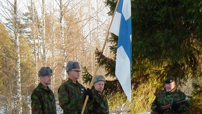 Lippuvartiossa 6.12.2018 kersantti Hannu Pasanen, kapteenit Ilkka Partanen ja Olli Uotinen sekä paadella konepistoolien kanssa yliluutnantit Esko Repo ja Risto Päykkönen