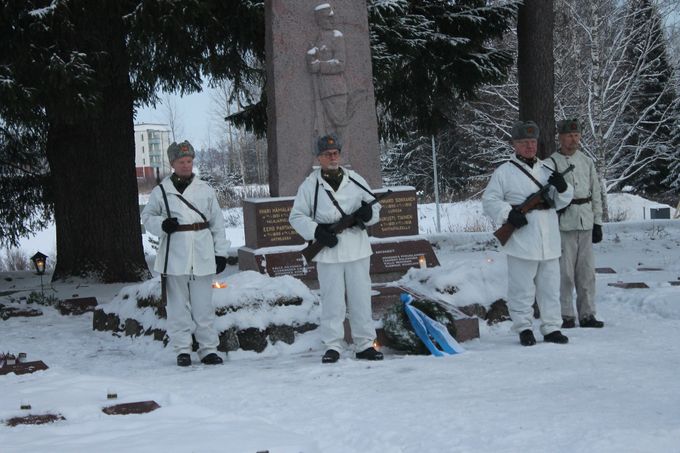 Reserviupseerit kunniavariossa jouluaattona 2018  sankarvainajien hautausmaalla, vasemmalta vänr Hannu Sinkkonen, ylil Markku Vihavainen, ylil Risto Päykkönen ja kers Hannu Pasanen