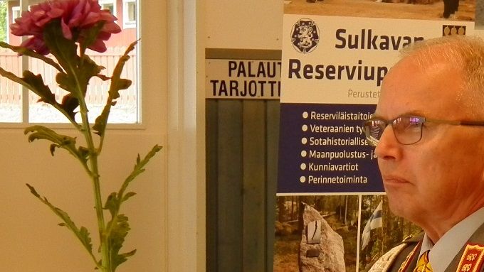 Juhlapuheen piti kenraaliluutnantti evp Paavo Kiljunen. Hänen oikealla puolellaan yhdistyksen sihteeri vänrikki Mauri Jurvanen. Kuva Juhani Kosonen.