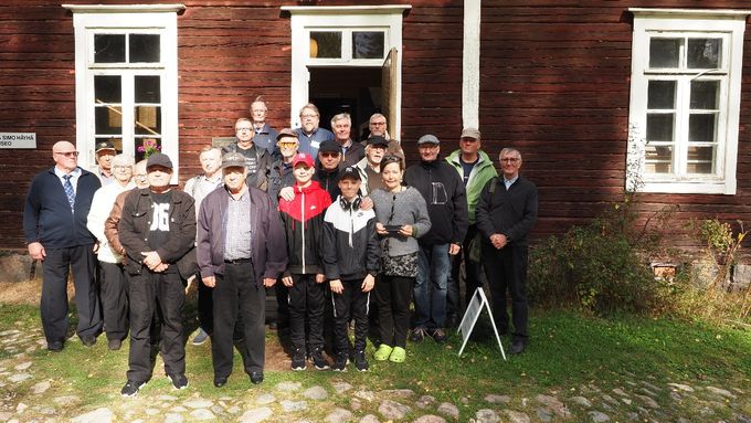 Matkalaiset yhteispotretissa 14.9.2019.  Matkanjohtajana res kapteeni Olli Uotinen. Kuva Aulis Kemppinen 