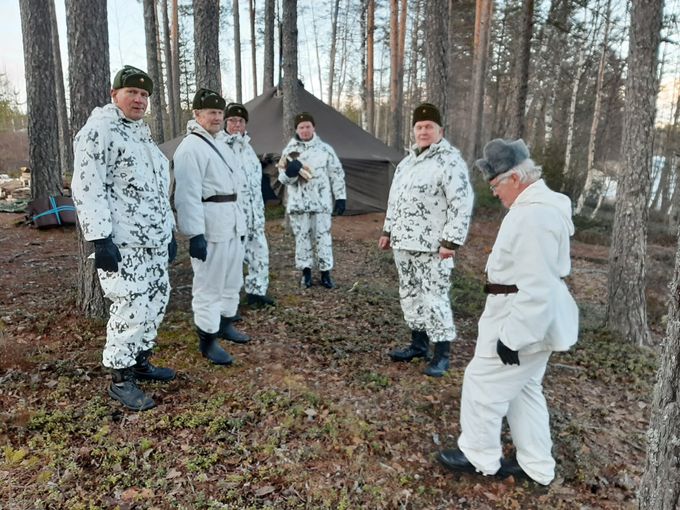 Kuva Hopensaaresta, jossa ollaan valmistelemassa tapahtumaa illaksi 13.3.2020 80 v Talvisodan päättymisestä.
