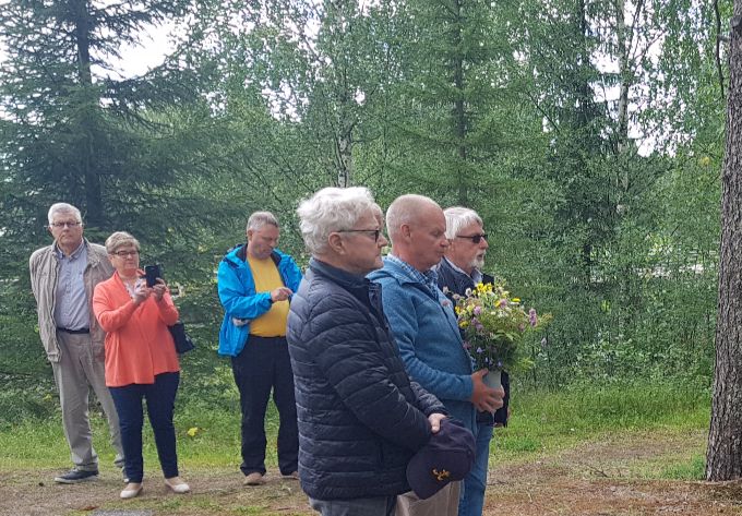 Kukkien lasku Venttiprikaatin muistomerkille. Joukko-osatossa taisteli mm. sulkavalaisille tuttu Mauri Sinkkonen.
