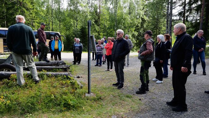 Öykkösenvaaran taistelupaikkaan ja -tapahtumiin tutustumassa sotakamreeri Rauno Suhosen johdalla.
