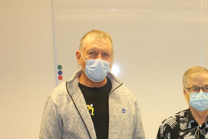 Markku Tuomiselle ( keskellä ) ja Kai Kasaselle ( oik. ) luovutettiin reserviupseeriliiton maanpuolustusstandaari heidän täytettyään pyöreitä kuluvana vuonna.