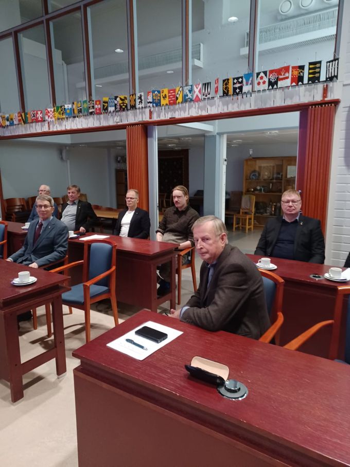 Muuta kokousväkeä. Oikealla takana Jan-Aulis Hiltunen, joka valittiin Suur-Savon reserviupseeripiirin puheenjohtajaksi 2022  Jussi Saarisen tilalle.
 Kuva Markku Tuominen