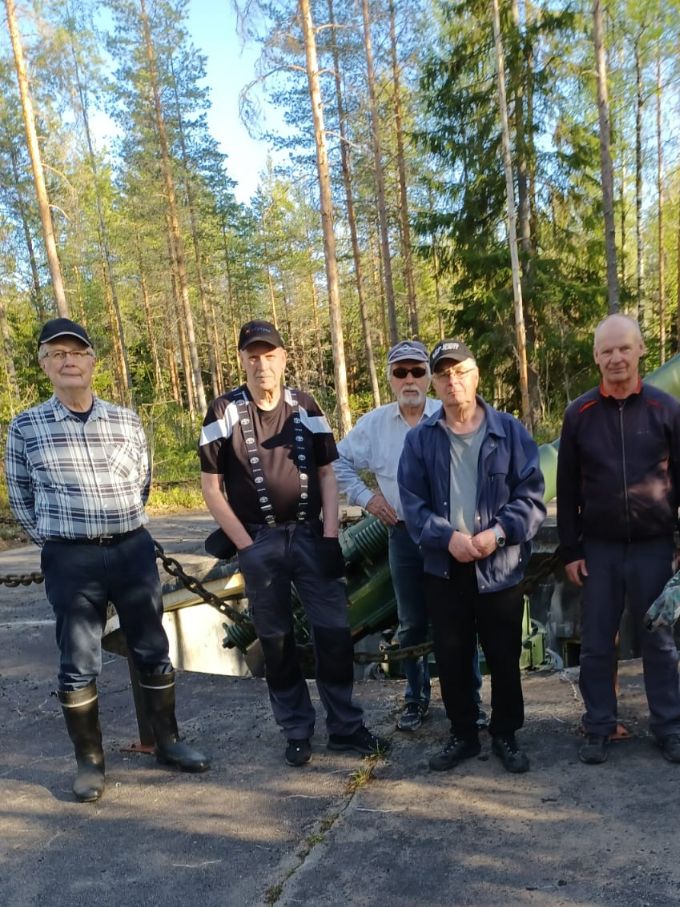 Reserviupseerien hallitus oli siivoustalkoissa Sarsuinmäen tykkipattereilla 24.5.2022. Vasemmalta Martti Ruottinen, Hannu Heikkonen, Markku Vihavainen, Markku Tuominen ja Hannu Sinkkonen. Kuva Risto Päykkönen
