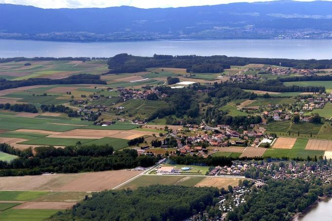 Vue de Salavaux, Neuchâtel au fond, camping TCS de Salavaux