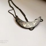 Halsband i keum-boo tekniken, gjort av kursdeltagare