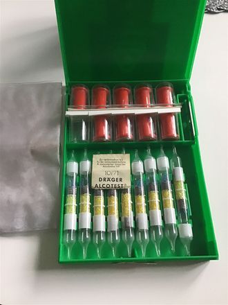 Polisens alkotester som användes på 70-80 talet. På den tiden var det 0,5 som var gränsen. Om den gulfärgade kristallerna blir gröna så tyder detta på alkoholintag. Blev den grön till mitten eller mer så var det över gränsen.