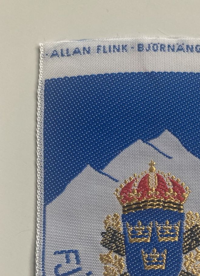 Vävt, sitter på skjorta eller tröja för användande inomhus
