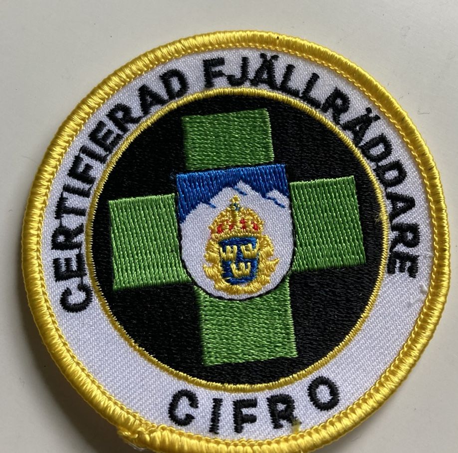 Polisen ansvarar för alla räddningsinsatser i fjällvärlden. Till sin hjälp har de Fjällräddningen som bygger på insatser från frivilliga som utbildas och utrustas av polisen.