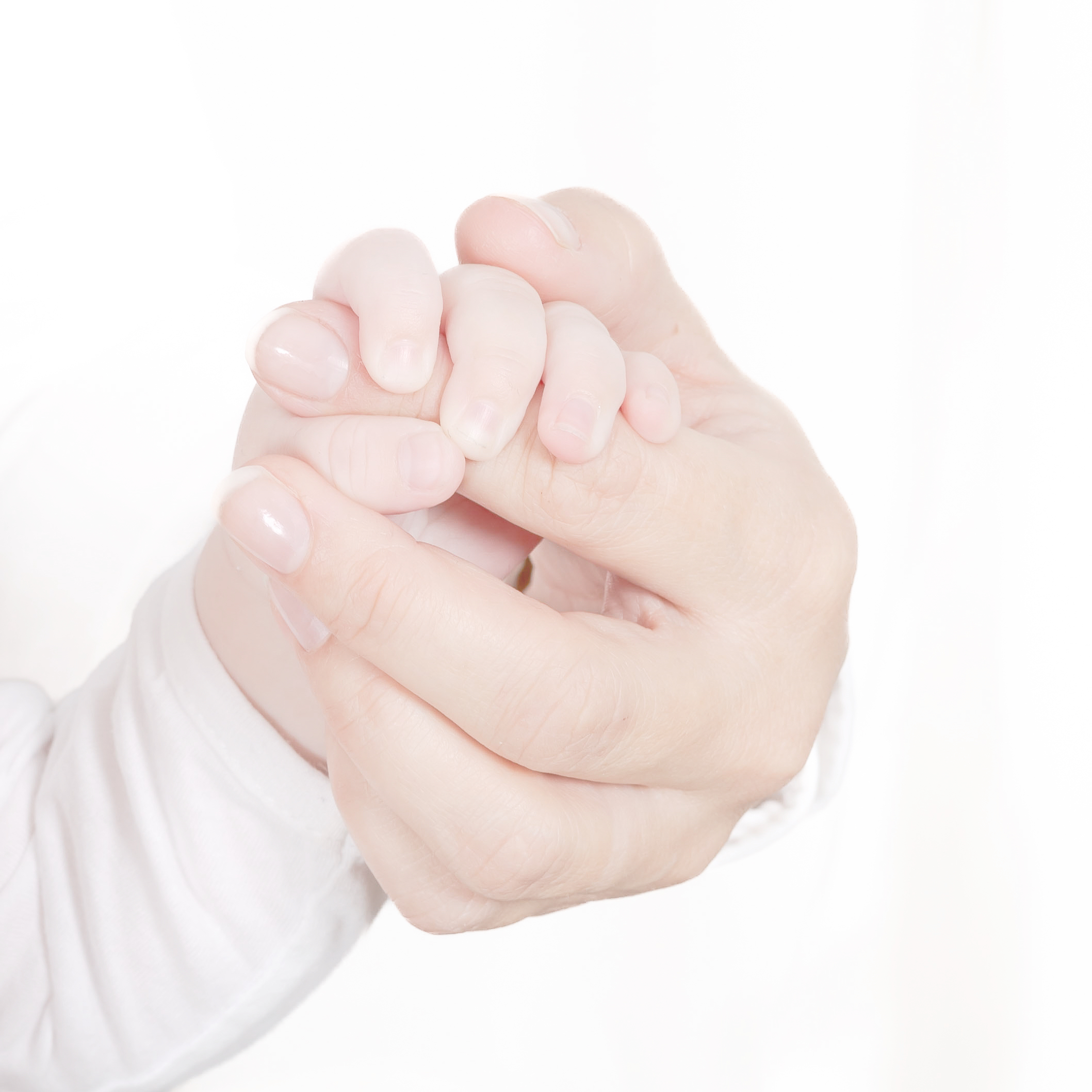 Bebishand håller i vuxen hands pekfinger.