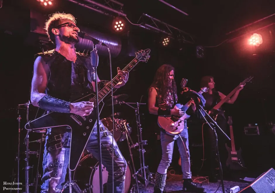 Sworn_Allegiance_live_01_xl
