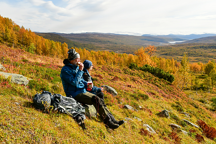 En skön fjällvandringspaus i vacker miljö