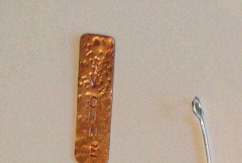 Schmuck schmieden. Wir arbeiten mit Zangen, Hammer und Amboss und kreieren Anhänger, Ohrringe, u.v.m. Ab 8 Jährig.