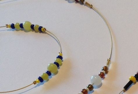 Schmuck aus Glas- und Steinperlen. Ab 8 jährig.