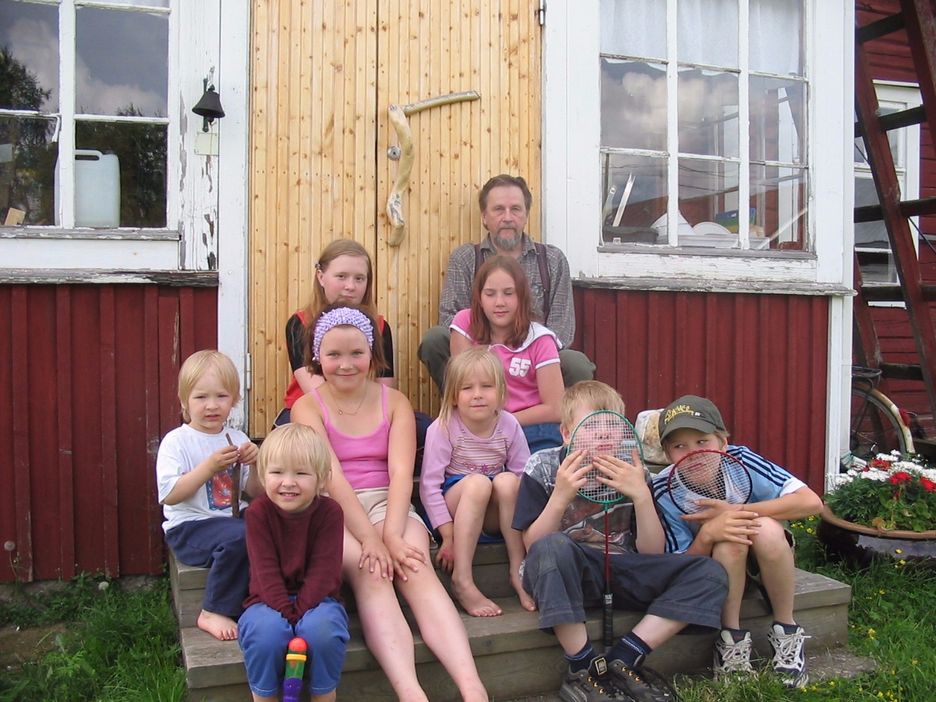                         Toisenpolven jälkikasvua 2006.

Ylinnä minä itseTapio Tallavaara.
Toiseksi ylinnä vasemmalta: Sisareni Emman tyttären Niinan tytär Reetta Ruokamo
vierellään tyttäreni Ninan tytär Emma Tiri.
Alarivissä vasemmalta lukien: Tyttäreni Ninan kaksospojat Iivari ja Aaroni Simola. sisareni Oilin tyttären Sarin tytär Silja Keränen, tyttäreni Ninan tytär Aino Simola, tuntematon henkilö? Äärimmäisenä oikealla tyttäreni Ninan poika Joel Tiri vieressä hänen kaverinsa tuntematon?
Kuvattu Similän tilan talon portailla 2006.
Kuvaaja: Nina Simola.

