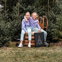 Kerstshoot-kerstbomen-slee-quote-tatidesign
